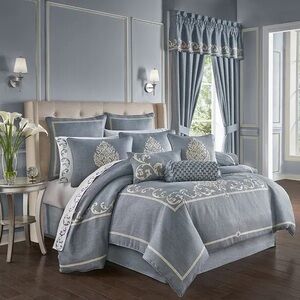 J. Queen New York Aurora Comforter Set - Queen NEW